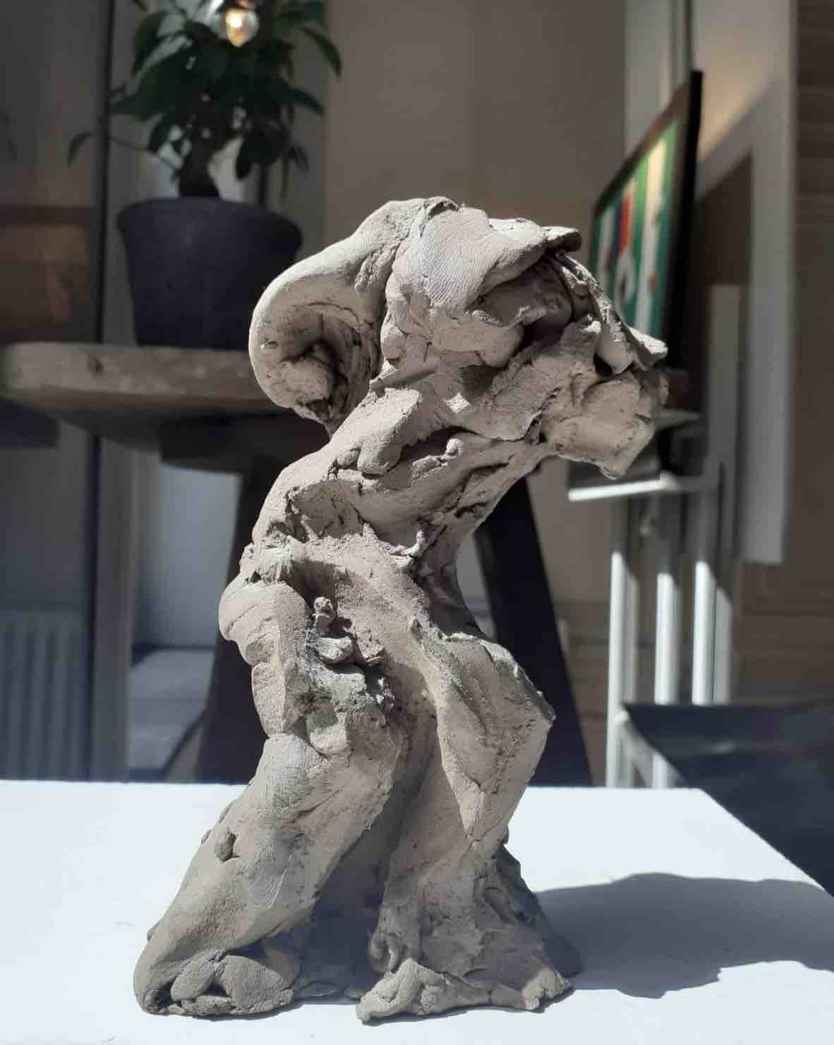 Sculpture d'un corps faite en terre cuite par Eugène Dodeigne