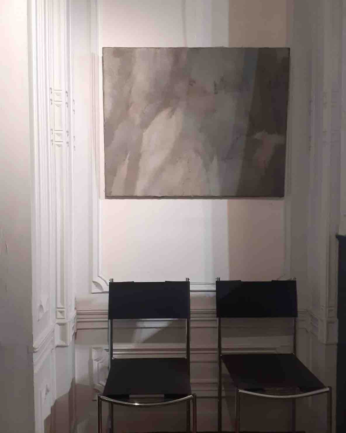Une partie de la galerie d'art antoine delerive dans le vieux-lille, nous y voyons deux chaises sur le premier plan ainsi qu'un tableau au dessus.
