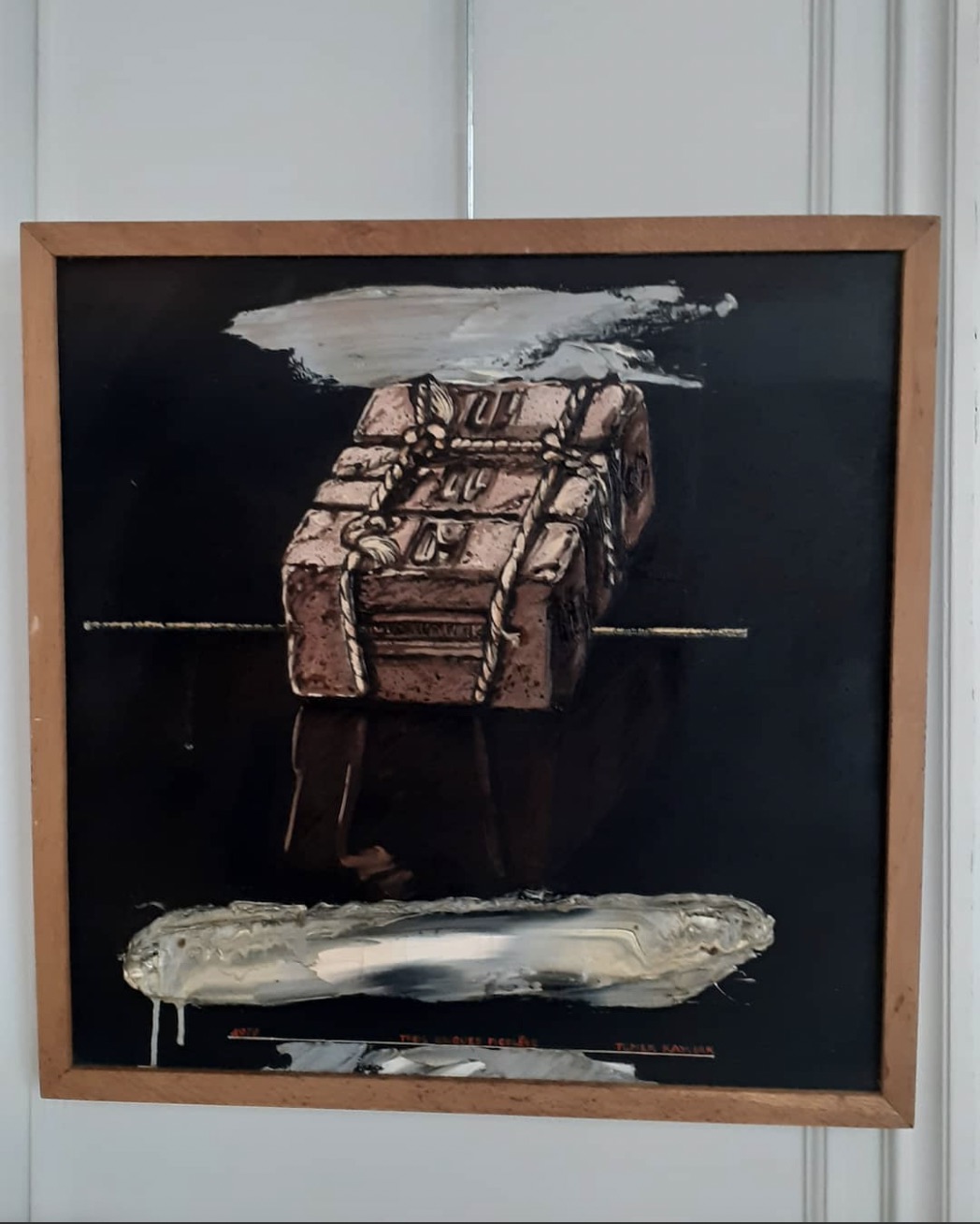 Oeuvre de la Galerie d'art Lille Antoine Delerive -Huile sur toile de Tomek Kawiak de 1979 où l'on distingue une valise au dessus du sol